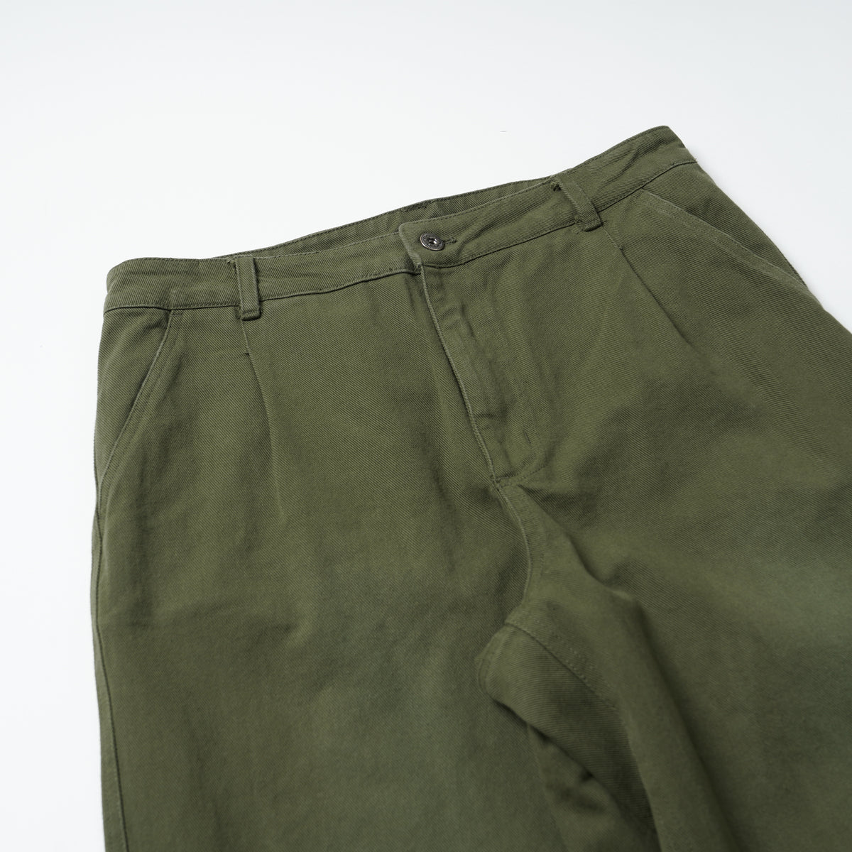 WASHED ONE TUCK PANTS - OLIVE - the great divide