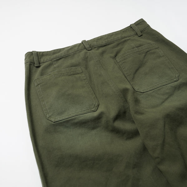 WASHED ONE TUCK CHINO PANTS - OLIVE