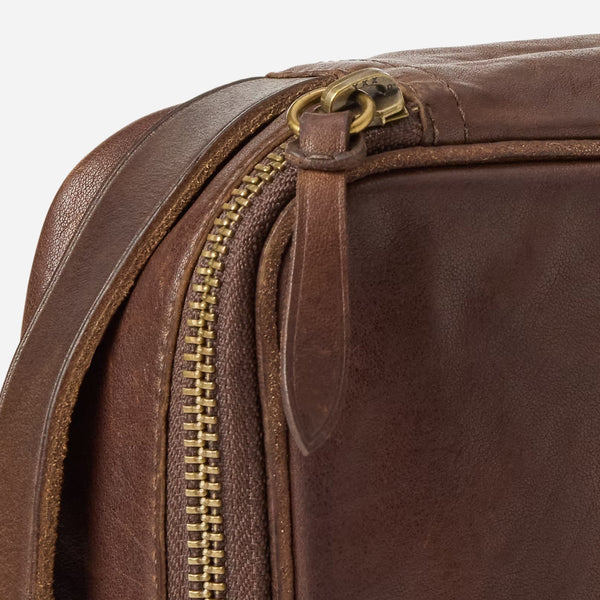 LARGE LEATHER TRAVEL POUCH - BROWN